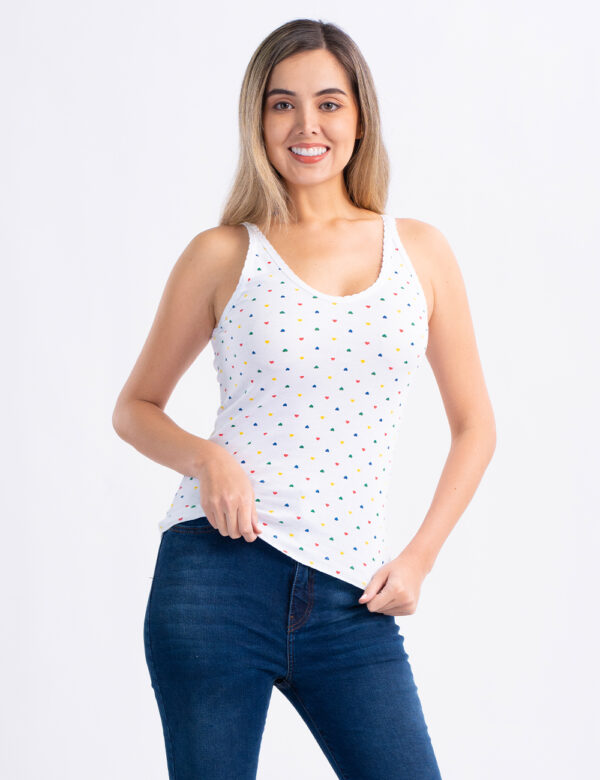 Camiseta escotada corazones